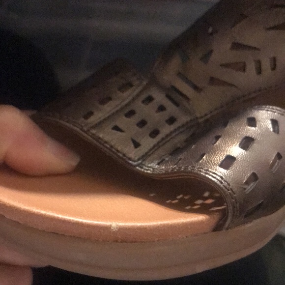 Women’s Bare Traps Die-Cut Sandals - Picture 10 of 12